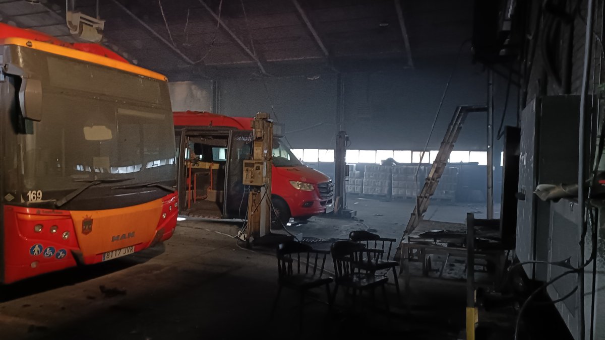 Imagen de los efectos del fuego en las instalaciones de Carretera Poza.