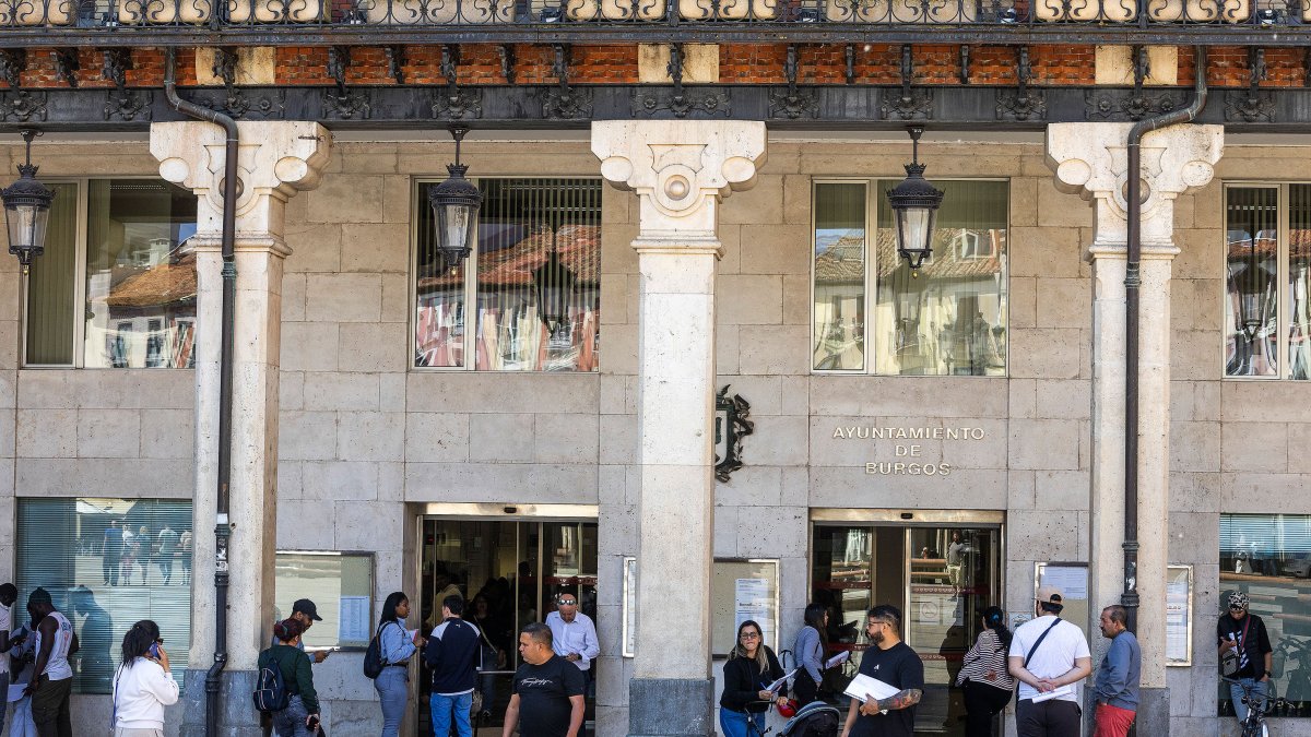 Imagen de esperas a la puerta del Ayuntamiento.