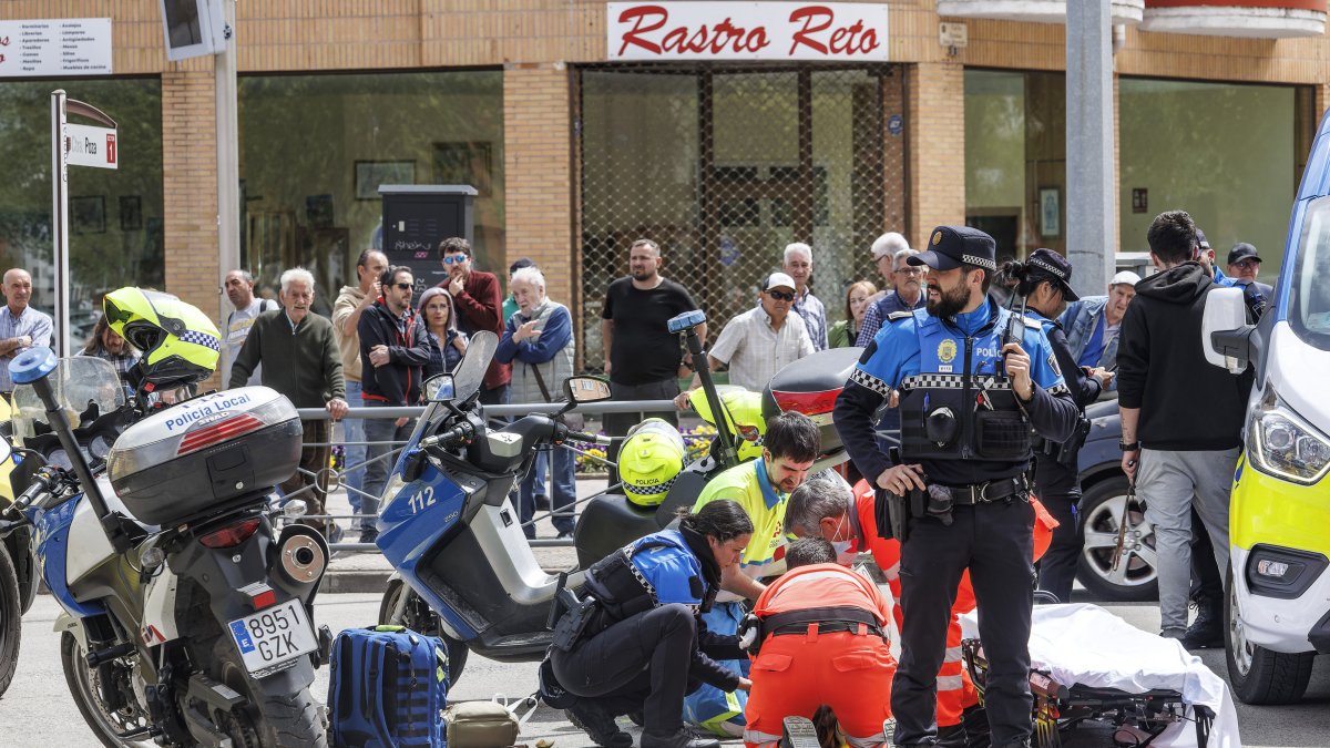 Los servicios de emergencia atienden a la mujer.