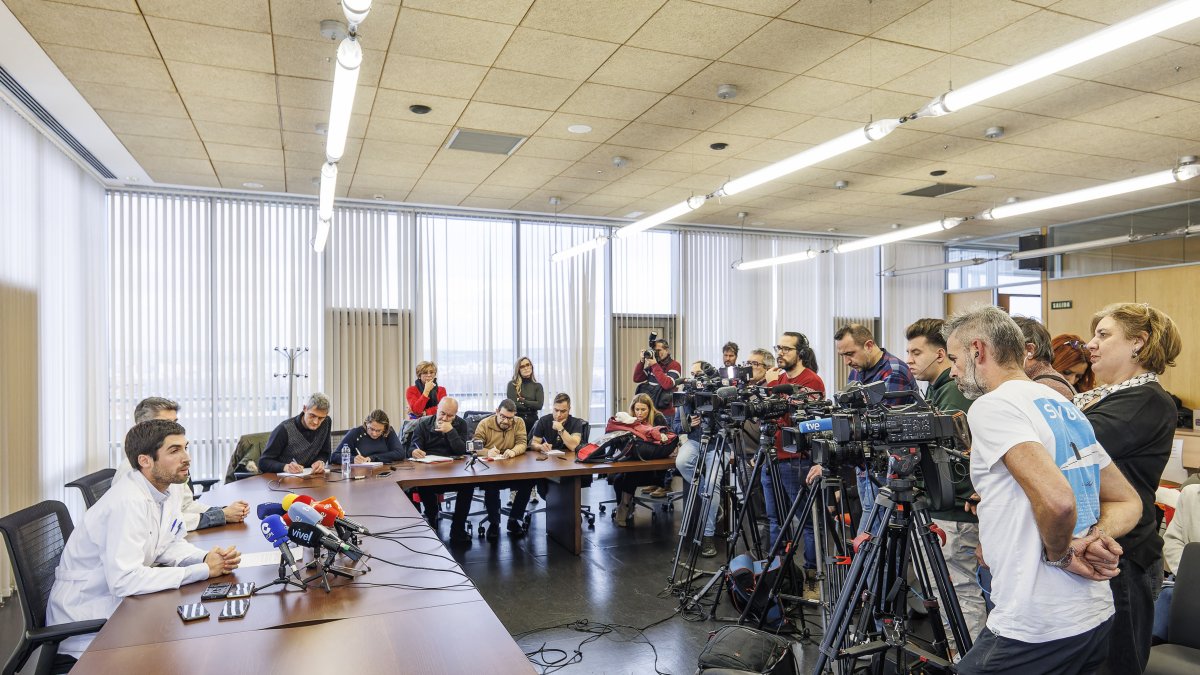 El director del HUBU, Carlos Cartón, compareciendo ante los medios.