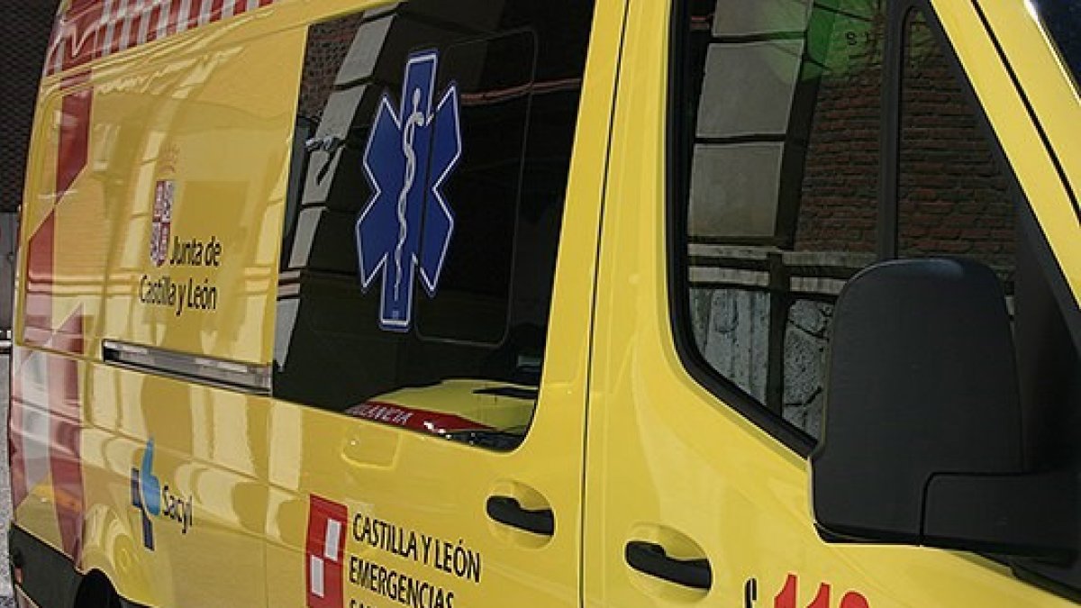 Archivo - Imagen de archivo de una ambulancia del Sacyl.