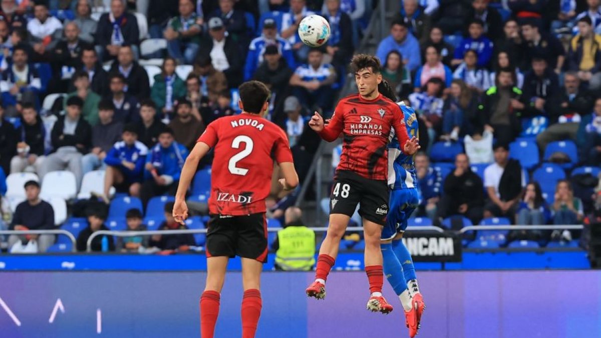 Unax del Cura juega de cabeza en el partido de Riazor.