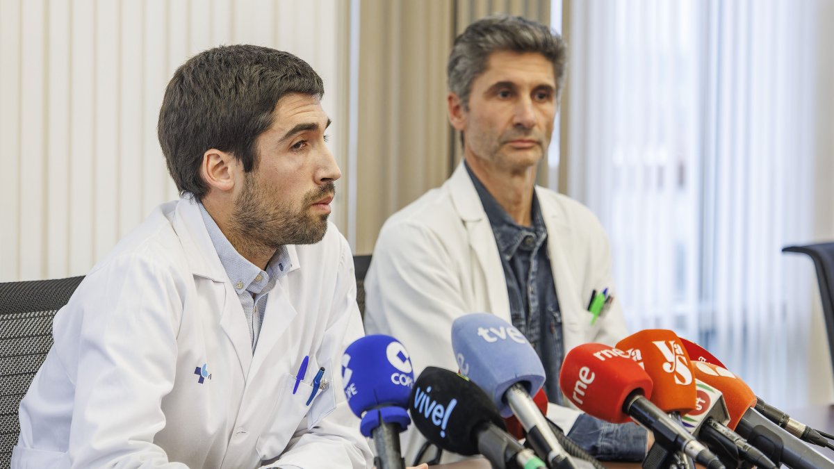El director del HUBU, Carlos Cartón, junto al jefe de Oncología, Enrique Lastra.