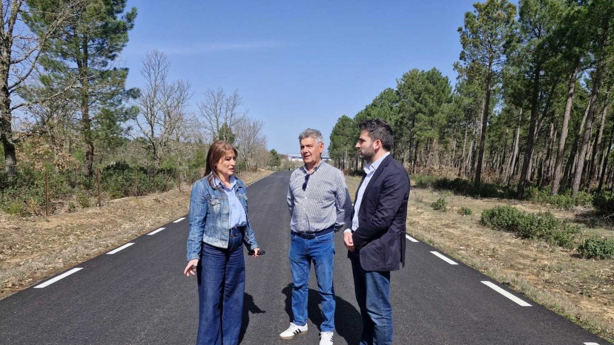 De izda a dcha, Jiménez, Muñoz y Del Barrio visitan las obras de la carretera del polígono de Navalcaballo (Soria).