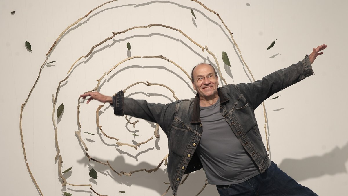 El artista  vallisoletano Eugenio Ampudia, expone 'Nadie encuentra arraigo en un planeta desconocido' en la galería madrileña Max Estrella.