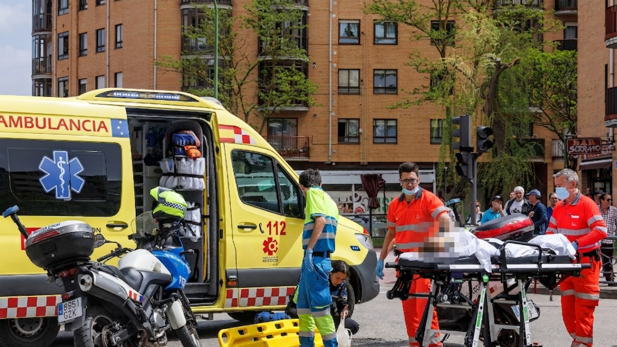 Asistencia sanitaria a una mujer atropellada en la calle Esteban Sáez Alvarado.