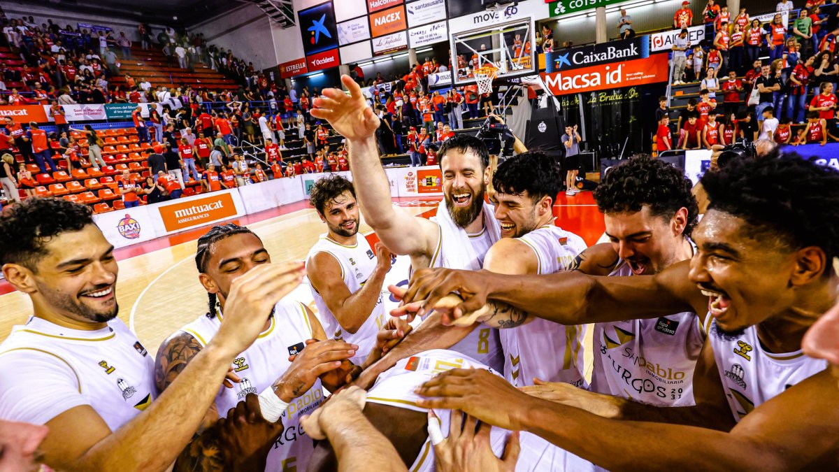 La plantilla celebra la remontada en Manresa con la que da un paso decisivo hacia la salvación.