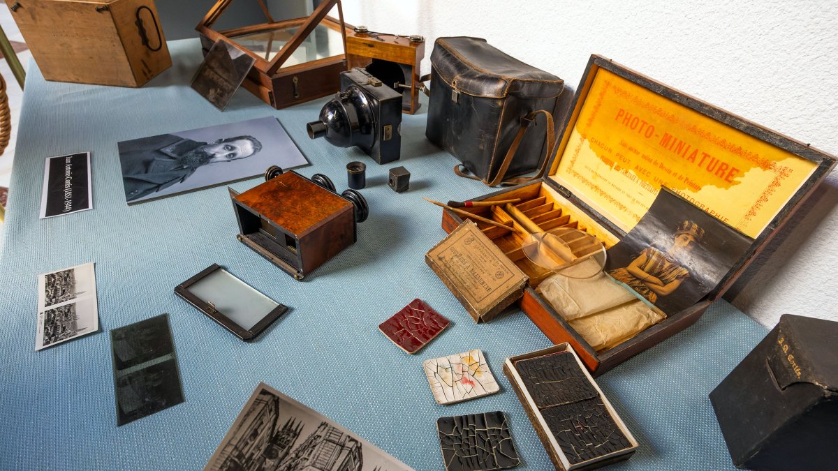 Detalles del medio centenar de artículos del laboratorio donado por la nieta de Juan Antonio Cortés al Archivo Municipal de Burgos.