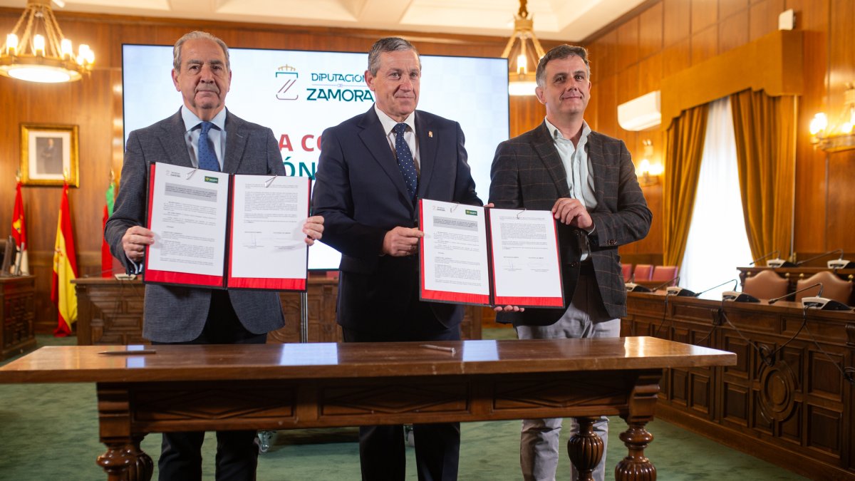 Firma del contrato para el servicio de Oficina Financiera Móvil para la provincia de Zamora.