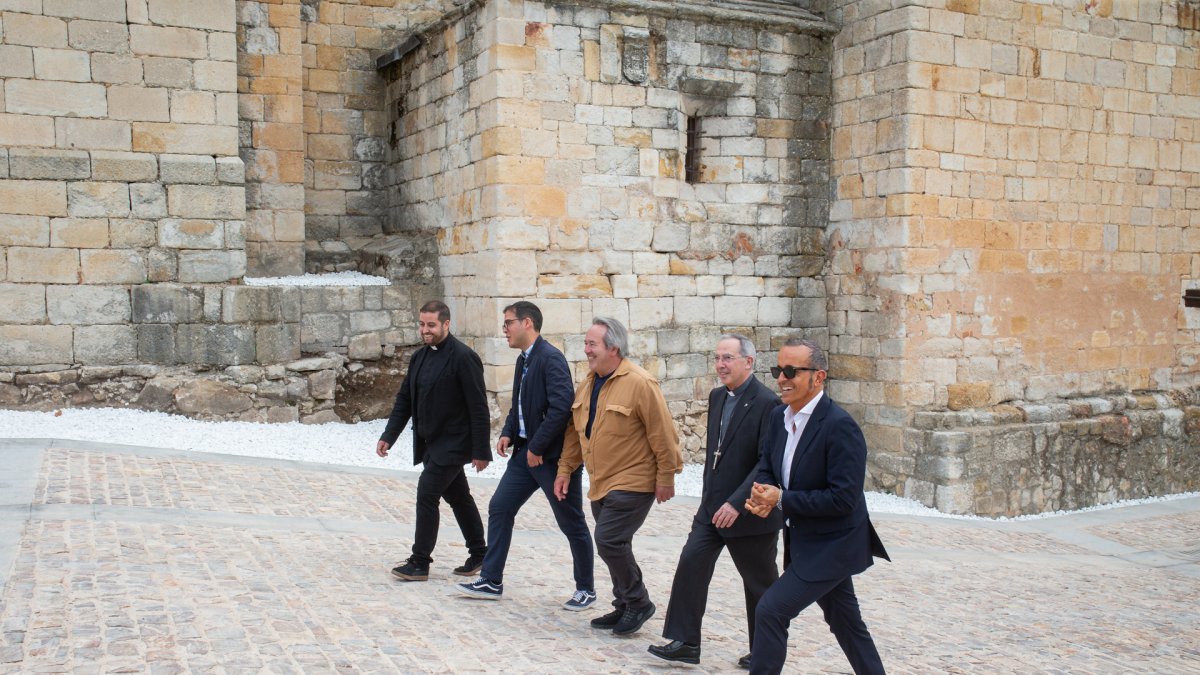 El alcalde de Zamora, Francisco Guarido, y el obispo de Zamora, Fernando Valera, presentan la obra de apertura de la calle entre el Obispado y los jardines del Castillo.