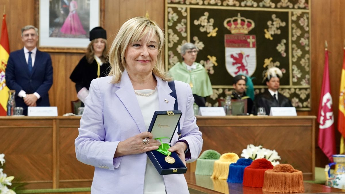 La Universidad de León celebra la festividad de su patrón, san Isidoro en un acto académico en el que se hará entrega de la Medalla Reina Urraca a la presidenta del Tribunal Superior de Justicia de Castilla y León, Ana del Ser, y de la Medalla de Oro a título póstumo al profesor Gerardo Villa.