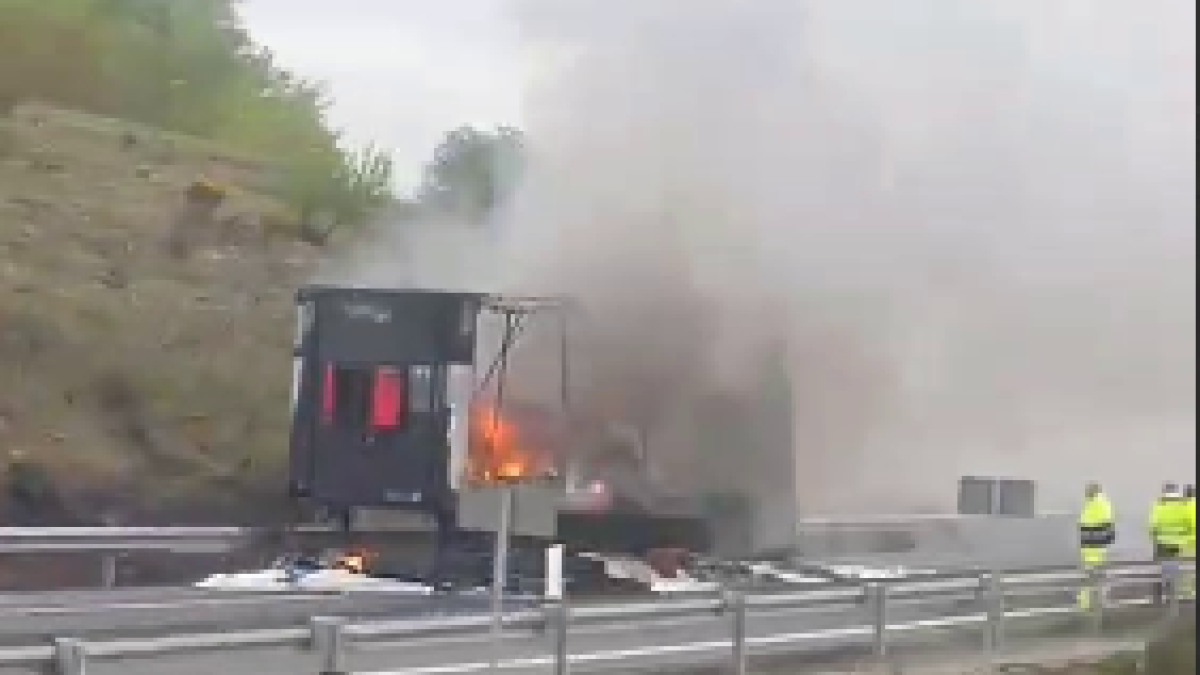 Imagen del camión ardiendo.