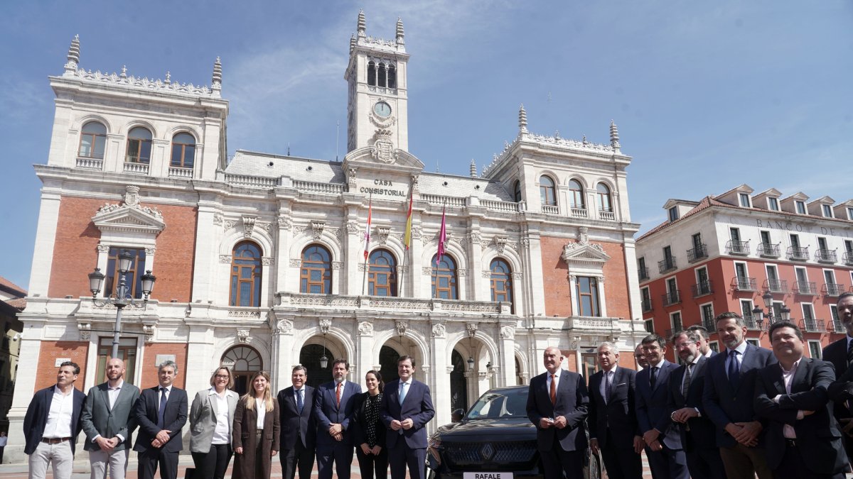 El presidente de la Junta, Alfonso Fernández Mañueco, y el alcalde, Jesús Julio Carnero, participan en el acto de presentación del proyecto de Movilidad Sostenible de Valladolid.