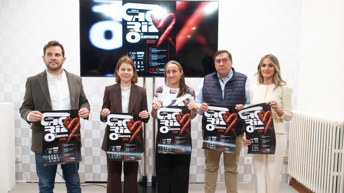 El vicepresidente primero de la Diputación de Zamora y diputado provincial de Educación, Cultura y Turismo, Víctor López, y el presidente y la directora técnica de la Marca de Garantía ‘Chorizo Zamorano’, Manuel Rodríguez y Laura Esteban, respetivamente, presentan la II Feria de Exaltación del Chorizo Zamorano.