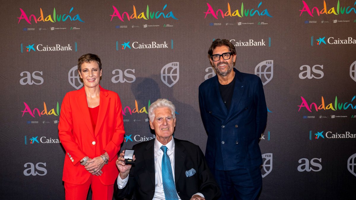 Muere Moncho Monsalve (en el centro), leyenda del baloncesto español y miembro del Hall of Fame de la FEB.