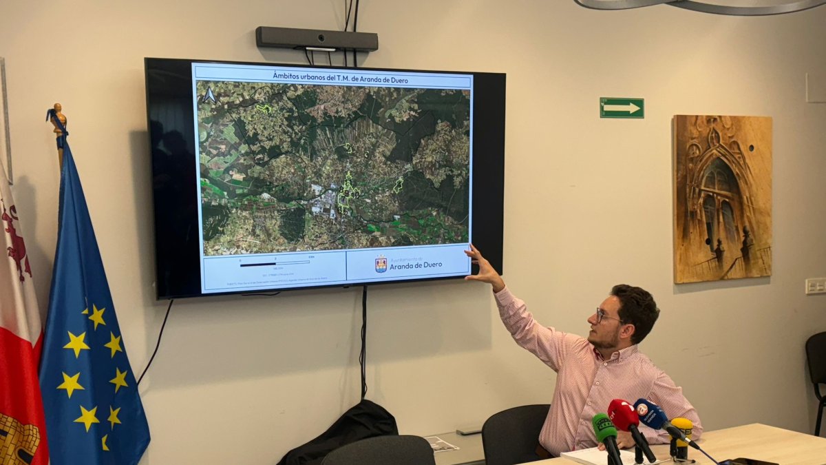 El alcalde muestra el mapa de barrios de Aranda