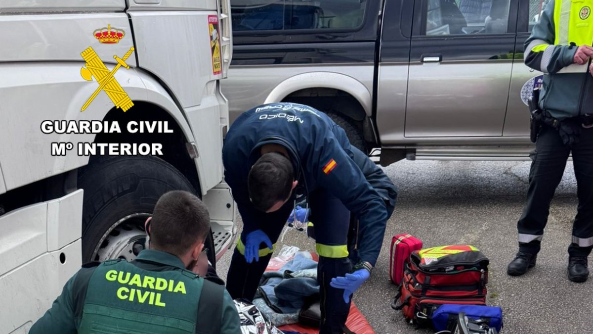 Una agente y un médico atienden al herido.