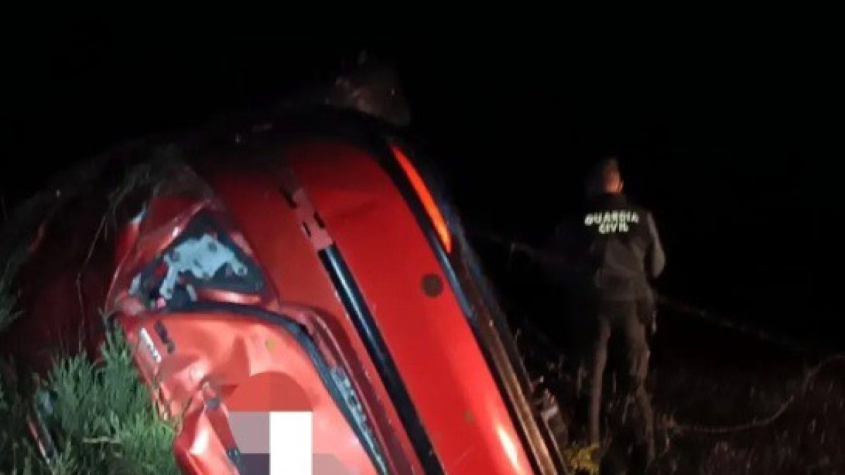 El coche robado en el taller de Vitigundino y con el que el detenido ha sufrido un accidente.