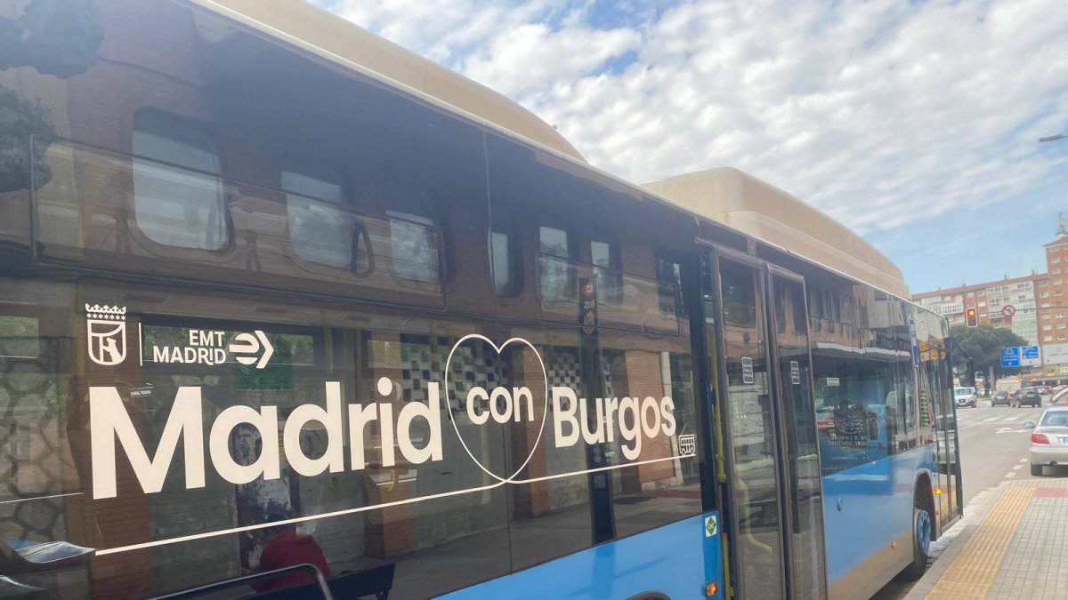 Un autobús azul de Madrid, en Burgos, a punto de recoger a una usuaria de Afabur.
