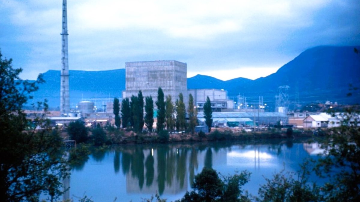 La central de Garoña está a orillas del Ebro y el pantano de Sobrón.