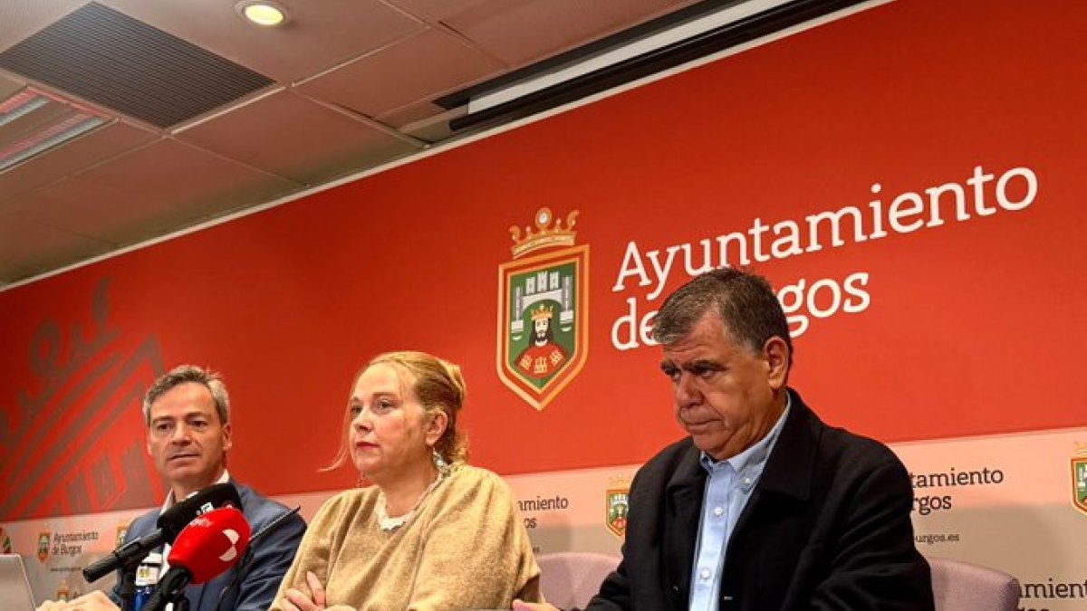 Barriada, Ayala y Manso explican las novedades sobre el servicio de autobuses, tras la crisis desatada con el incendio del 21 de abril.