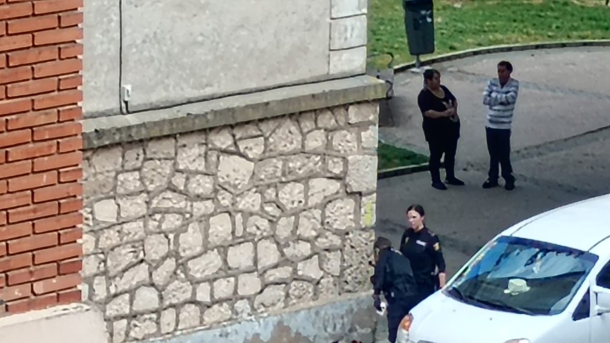 Imagen de la víctima tendida en el suelo.