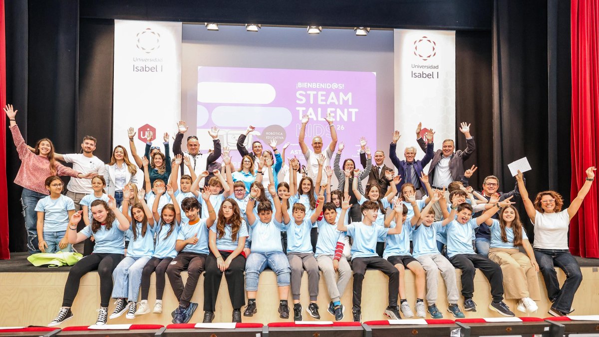 Los participantes posan antes de arrancar con las pruebas en la Universidad IsabelI.