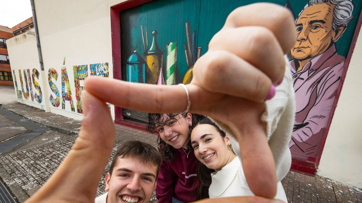 Jesús Gómez, Indira Citores y Sofía Prieto, en el patio del Pintor Luis Sáez.