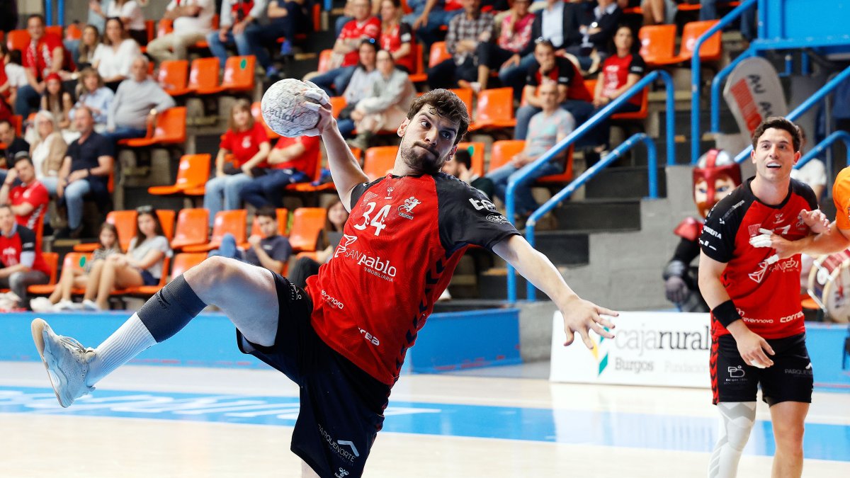 Miguel Malo lanza a portería durante el partido contra Evissa.
