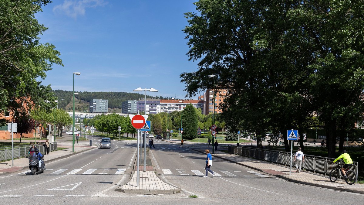 Con la ampliación de la anchura del puente se podrá construir un carril bici bidireccional sin perder la anchura de la acera peatonal.