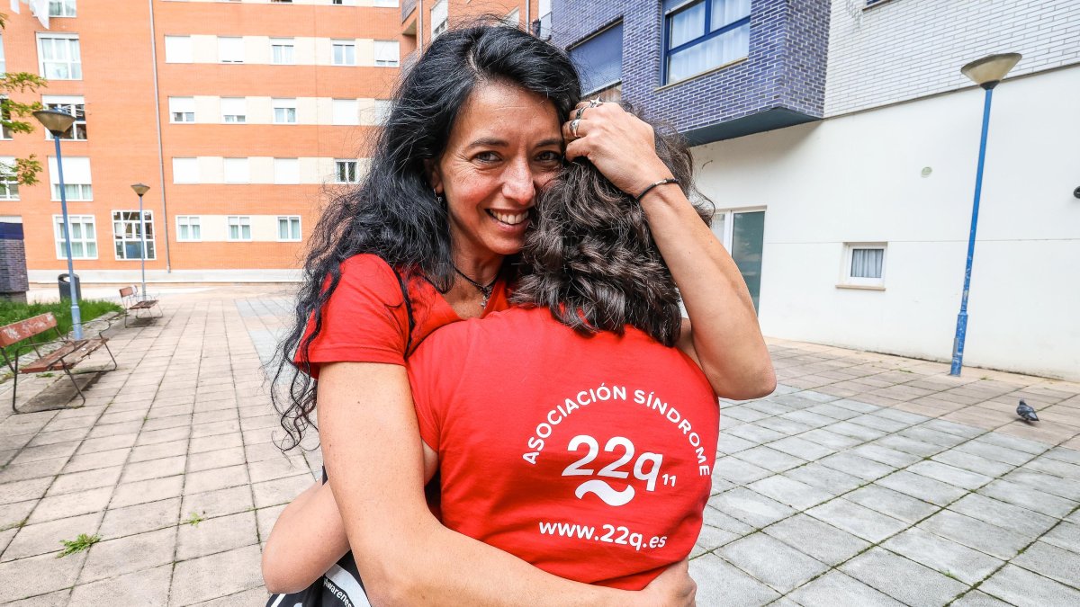 Estrella R posa con su hija Iria, diagnosticada con el Síndrome 22q11 a los catorce años.