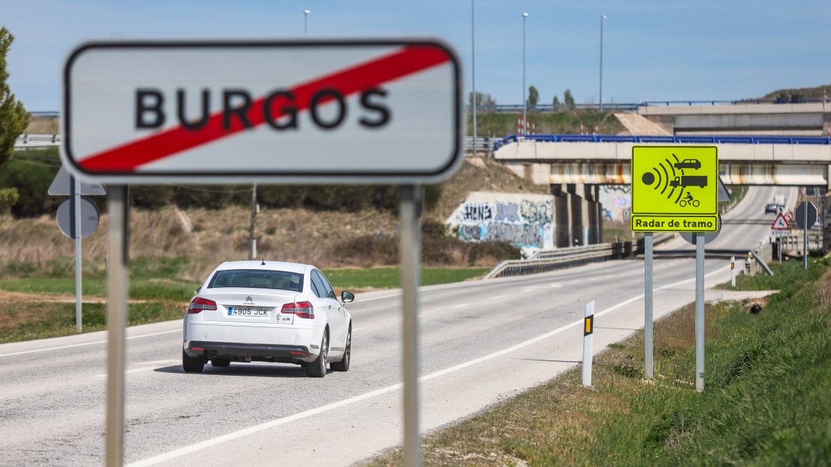 Imagen del cartel que informa del radar de tramo en la N-623.