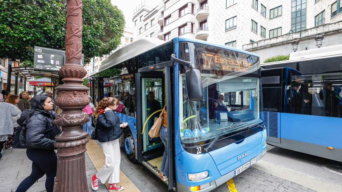 Un autobús de los cedidos por Madrid recoge pasajeros en una parada de la calle Vitoria.