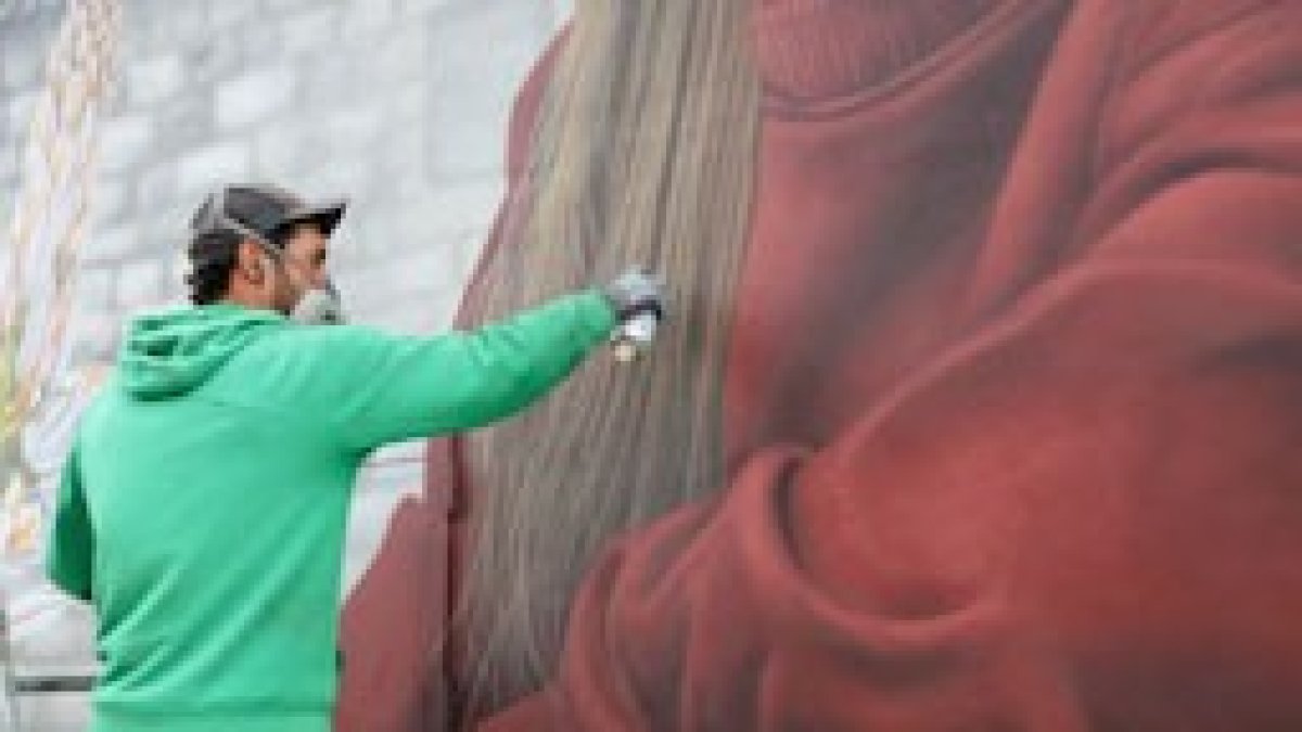 El artista burgalés Christian Sasa durante la creación del mural.
