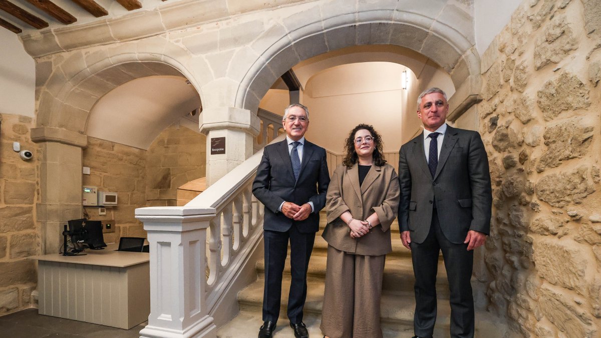 Gines Clemente y Rafael Barbero, presidente y director general de la Fundación Caja de Burgos, junto a Paula Morais, responsable de la Casa de las Cadenas.