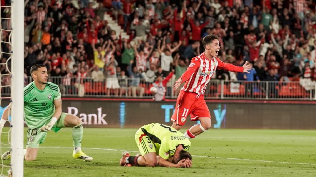 Arribas celebra el gol ante el lamento de Juanpa y Medrano
