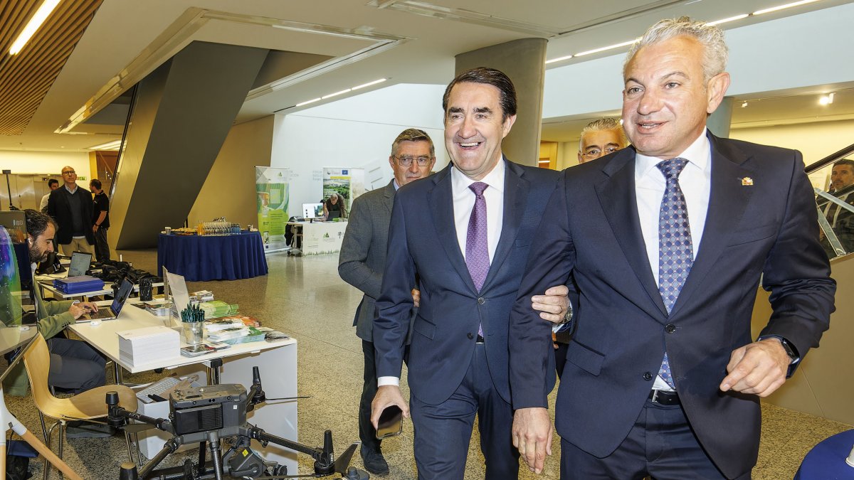 Juan Carlos Suárez-Quiñones y Nicanor Sen, en la inauguración de Cidifor, en Burgos.