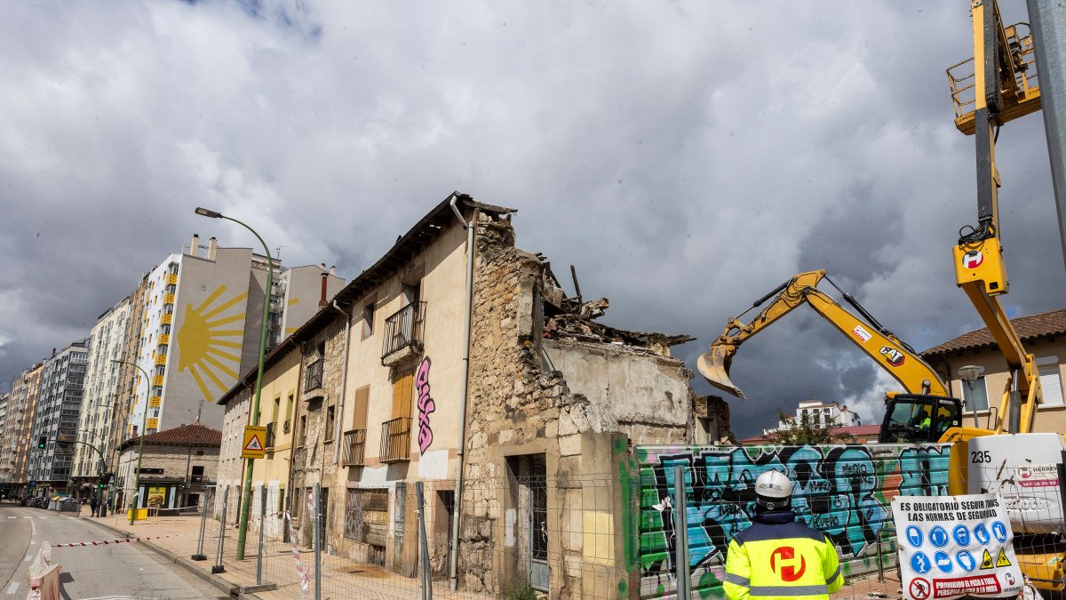 Derribo del edificio de titularidad municipal en la calle Vitoria, a la altura del 199.