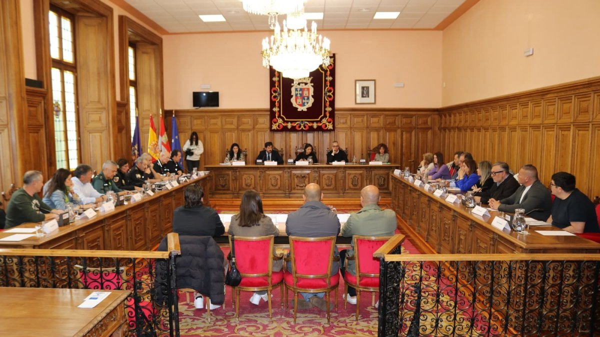 Reunión de la Junta Local de Seguridad con motivo de la celebración de la fiesta de la ITA (Ayuntamiento de Palencia).