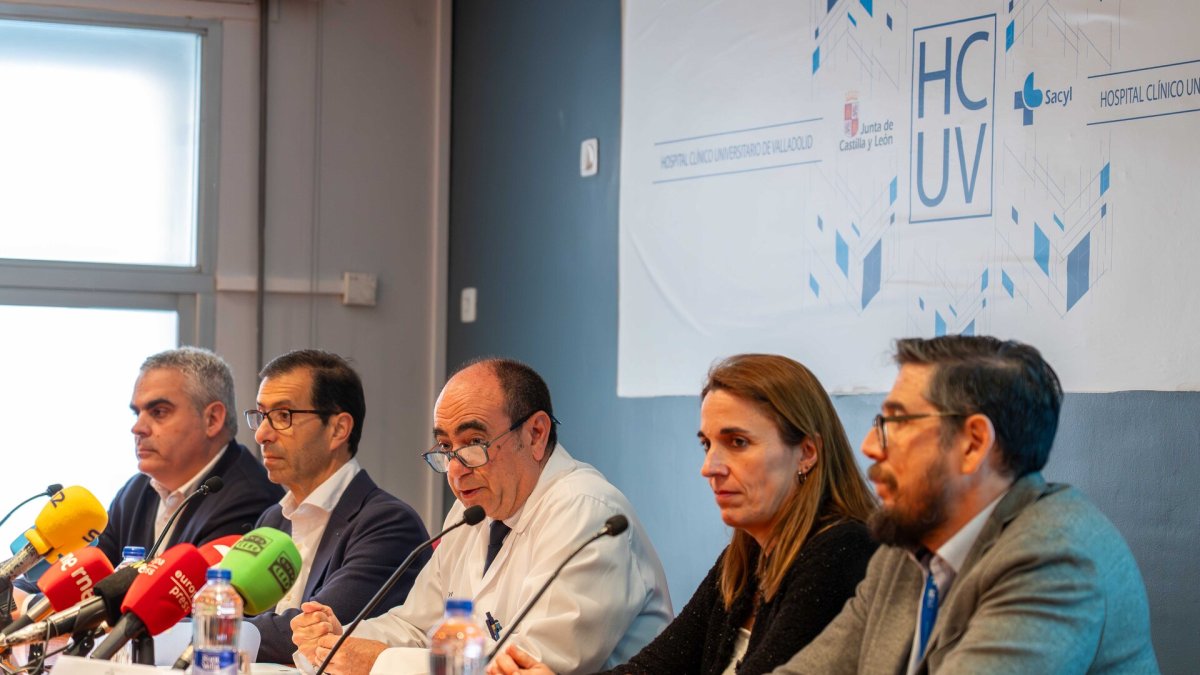 El gerente del Hospital Clínico Universitario de Valladolid, José Antonio Arranz Velasco, junto a representantes de los servicios clínicos relacionados, informa de la participación del centro hospitalario en dos ensayos clínicos internacionales en tratamiento del cáncer de próstata.