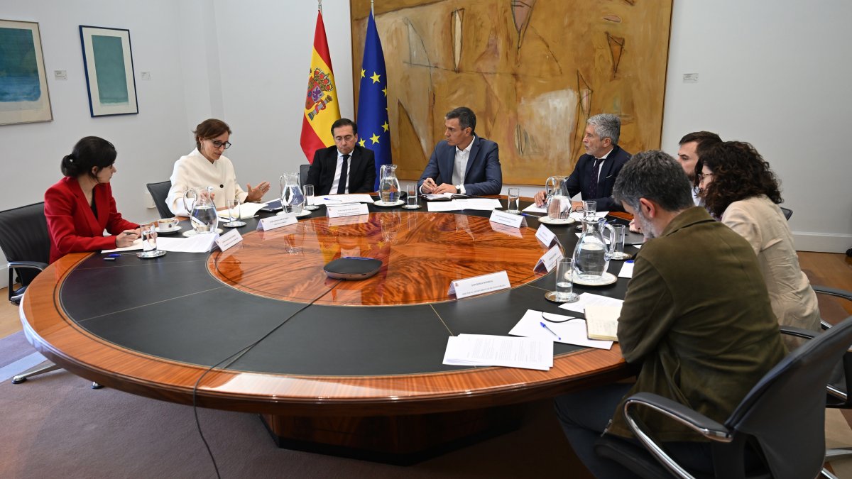 Imagen de la reunión sobre la situación del barco afectado por hantavirus.