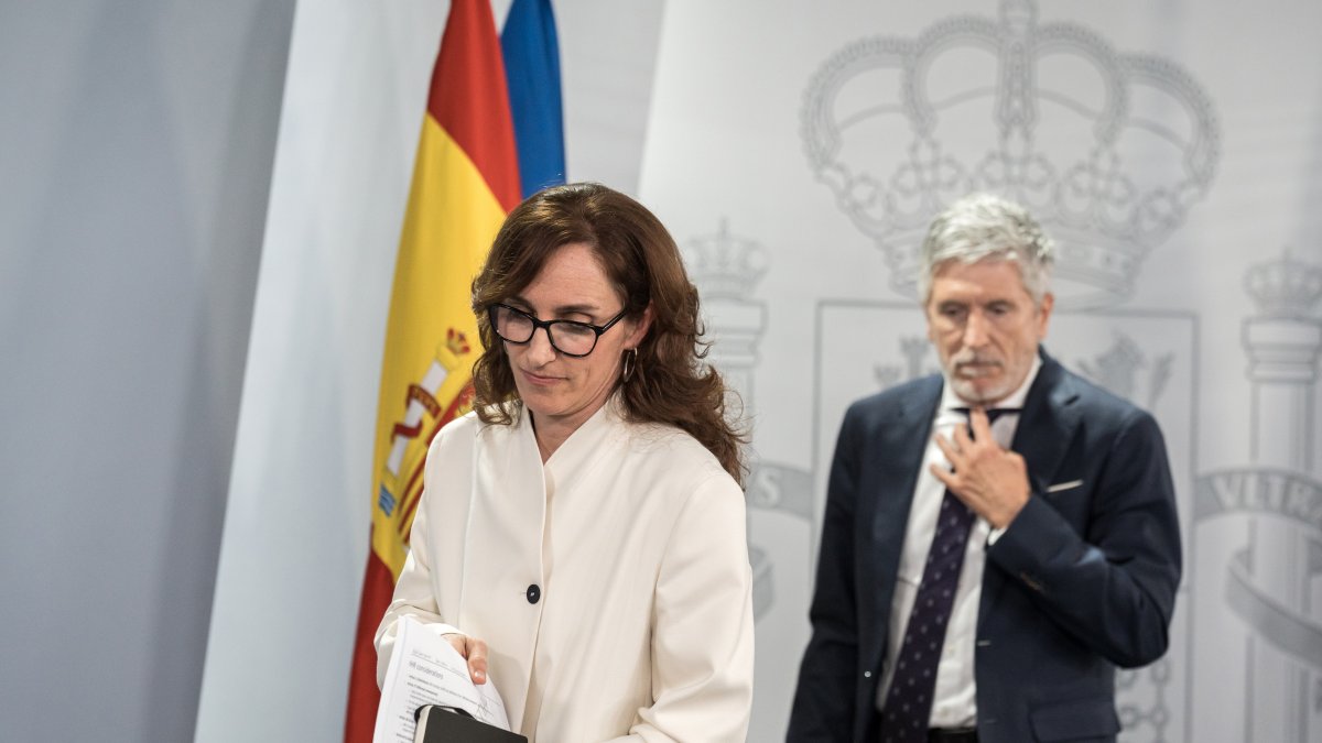 La ministra de Sanidad, Mónica García, y el ministro del Interior, Fernando Grande-Marlaska, a su salida de una rueda de prensa, en el Complejo de la Moncloa, a 6 de mayo de 2026, en Madrid (España).