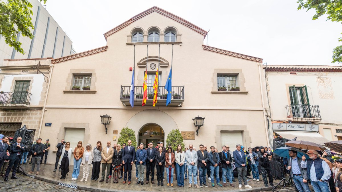 Centenares de personas se concentraron para expresar su condolencia y guardar un minuto de silencio por el asesinato.