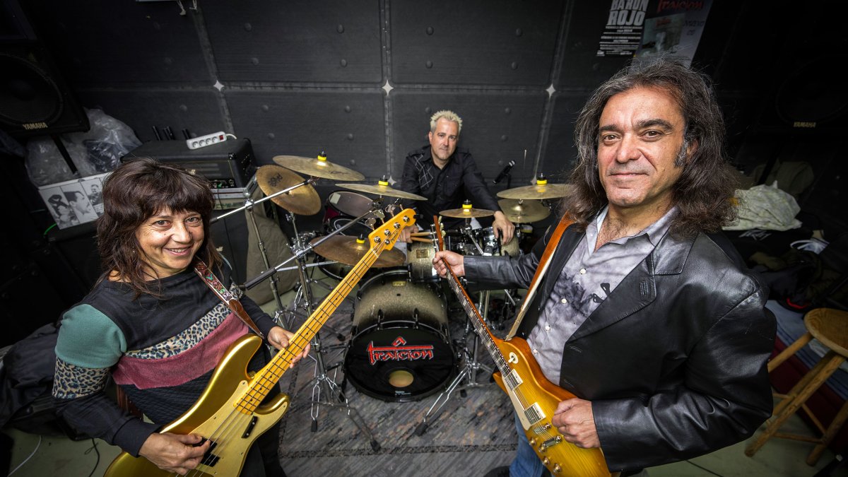 A Traición, en el local de ensayo, con ganas de celebrar su 25 aniversario.