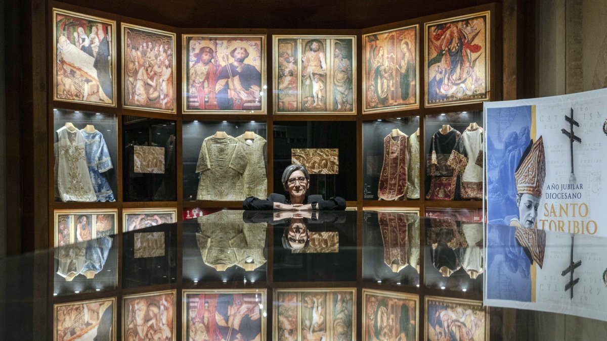Rosi Prieto, guía del Museo del Pan, en la capilla de la iglesia de San Juan donde fue bautizado el patrón de Mayorga, Santo Toribio que ahora alberga este centro turístico.