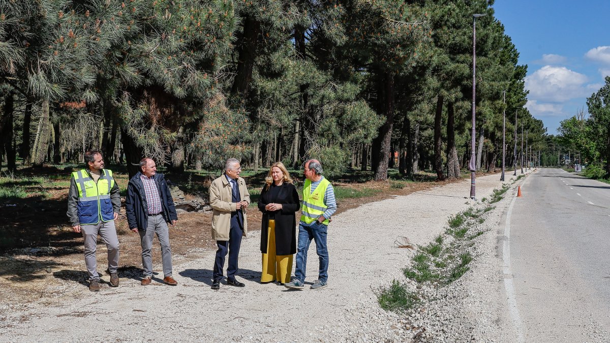 Un momento de la visita a las obras de la nueva senda peatonal y ciclista a Cortes.