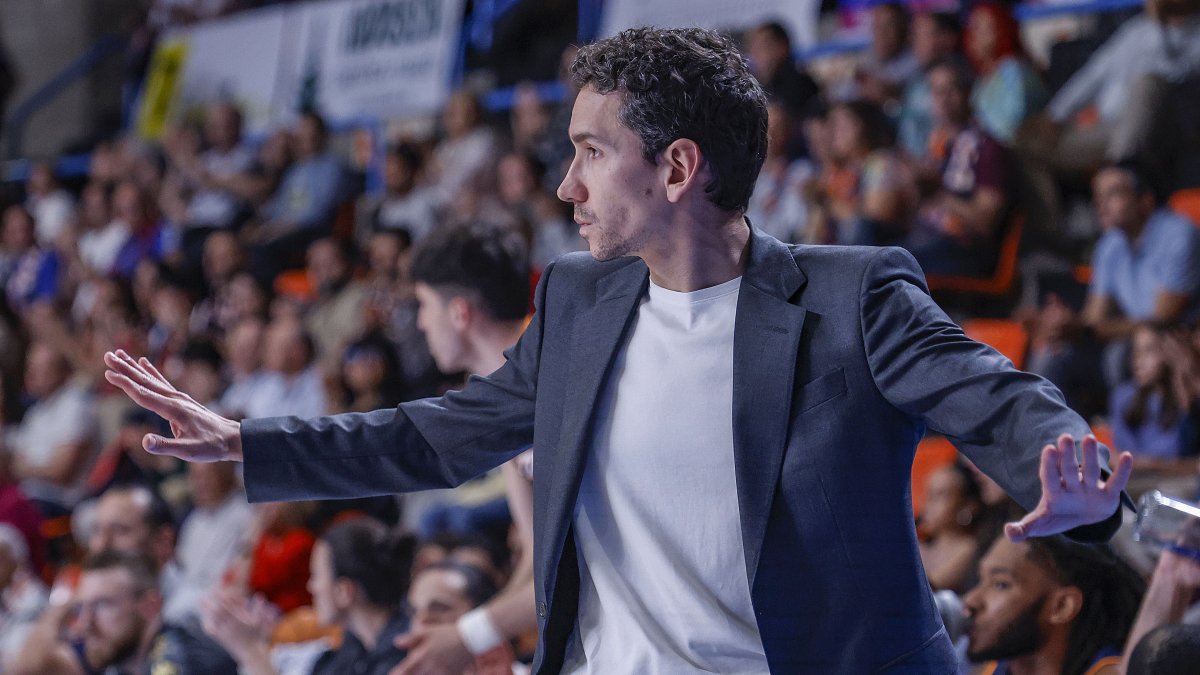 Denís Pombar gesticula en la banda en El Plantío durante el partido ante Obradoiro, en el que la afición dio su empuje para lograr la victoria.