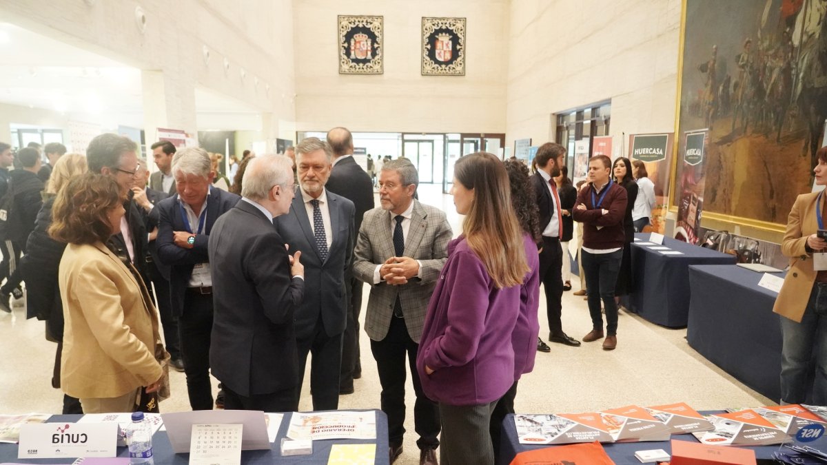 El presidente de las Cortes de Castilla y León, Francisco Vázquez; el presidente de CEOE Valladolid, Carlos Magdaleno, y el director de Área de Negocio en Valladolid de Caixabank Dualiza, José Ángel Torres, participan en la inauguración de la V Feria de Empleo y Formación Profesional.