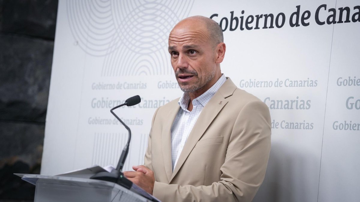 Archivo - El portavoz del Gobierno de Canarias, Alfonso Cabello, en rueda de prensa.