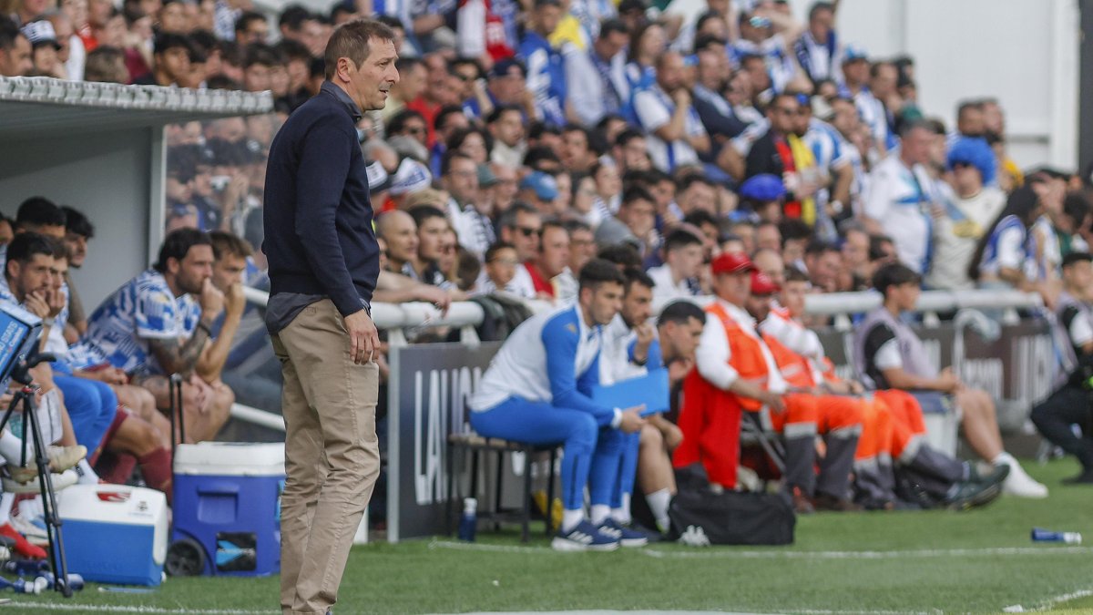 Ramis, en el área técnica junto al banquillo durante el partido ante el Deportivo.